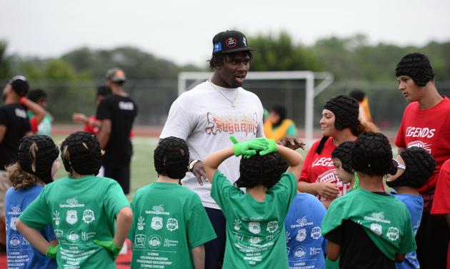 Philadelphia Eagles' Jalyx Hunt returns to Hagerstown for youth football camp